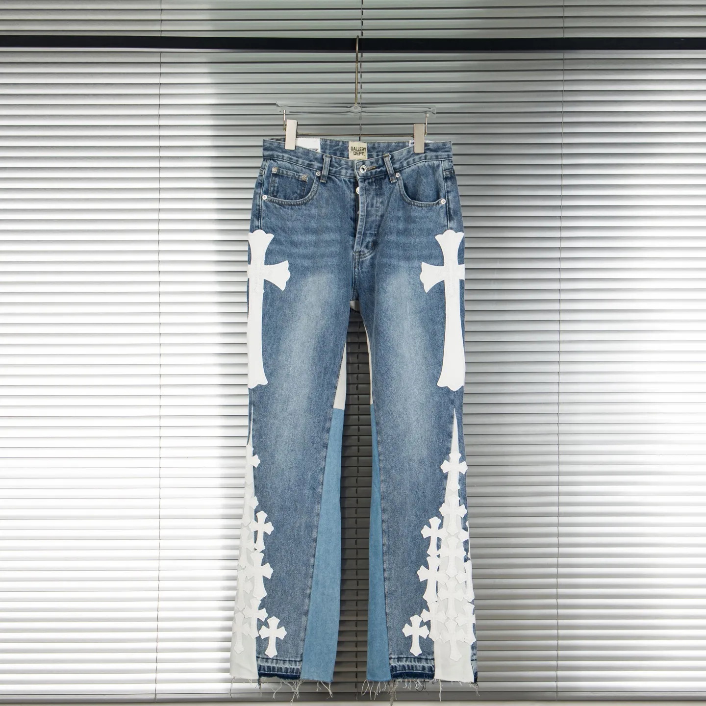 P240 Chrome Hearts Gallery co-branded limited-edition cross-flared flared jeans are a hot item this season and are sought after by countless celebrities and fashionistas. The neat details of the cutting process add color to the playful fashion! The neat and meticulous design, and the well-fitting structure is unique. The upper body not only has outstanding recognition, but also looks younger and younger. A style with the ultimate wearing meaning and performance, gorgeous color matching, and the craftsmanship of this style is also extremely extraordinary. After the finished product is washed, it is disassembled and hand-made with sheepskin cross leather and then spliced ​​together to complete. The whole piece has too many craftsmanship to describe. It is decorated with patchwork cross flowers and high-waisted washed jeans! ! Absolutely high-end luxury product, a god-level single product, a super popular product, made by top heavy industry, a magic weapon that cannot be missed to hit the streets. Style number: 1843 Size: 28 30 32 34 36 Color: blue